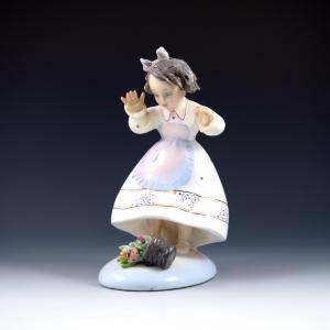 Mädchen mit zerbrochener Blumenvase am Boden